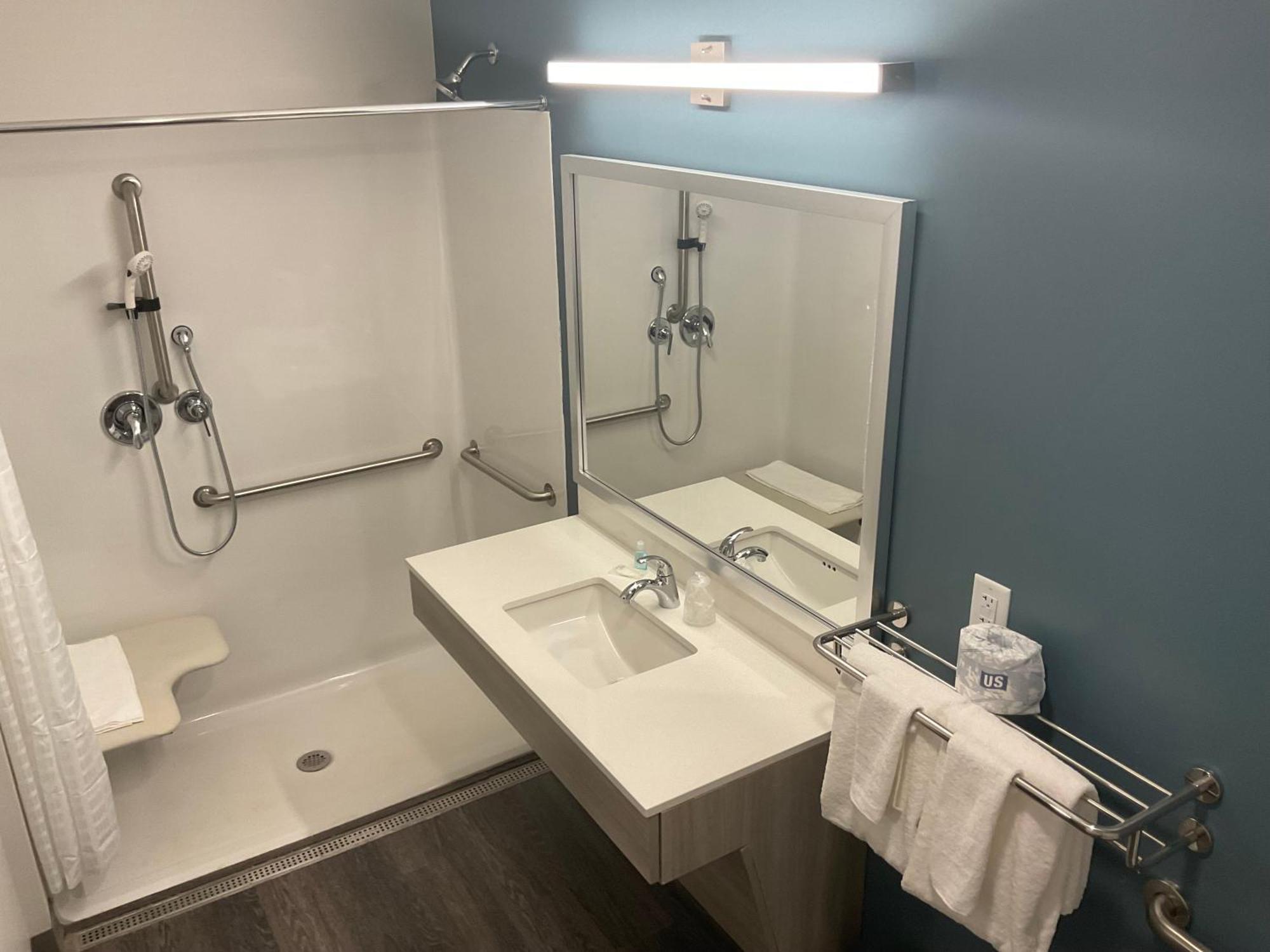 QUEEN SUITE W DISHWASHER (DISHES/COOKWARE INCLUDED) ACCESSIBLE ROLL IN SHOWER
